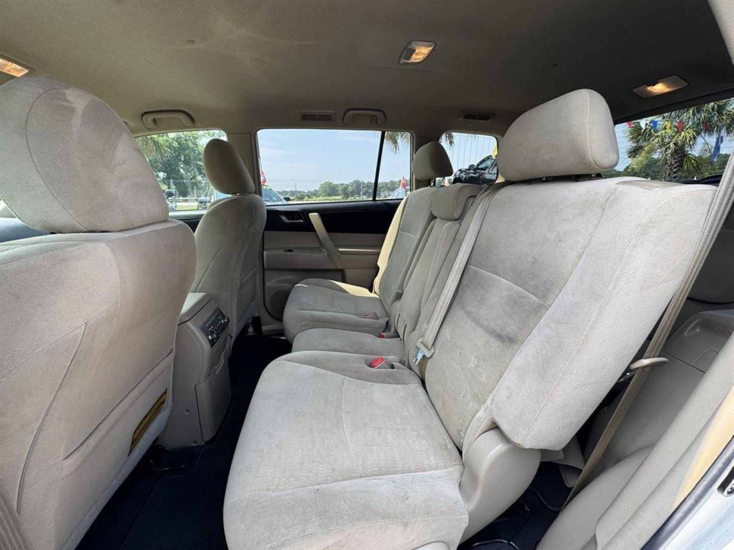 2013 White /Tan Toyota Highlander (5TDZK3EH5DS) with an 3.5l V6 SFI Dohc 3.5l engine, Automatic transmission, located at 745 East Steele Rd., West Columbia, SC, 29170, (803) 755-9148, 33.927212, -81.148483 - Special Internet Price! 2013 Toyota Highlander with AM/FM radio, Backup camera, Cloth interior, 3rd row seating, Powered windows, Powered door locks, Plus more! - Photo#21