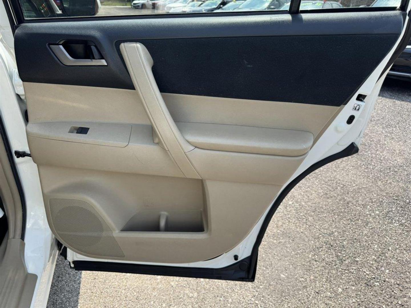 2013 White /Tan Toyota Highlander (5TDZK3EH5DS) with an 3.5l V6 SFI Dohc 3.5l engine, Automatic transmission, located at 745 East Steele Rd., West Columbia, SC, 29170, (803) 755-9148, 33.927212, -81.148483 - Special Internet Price! 2013 Toyota Highlander with AM/FM radio, Backup camera, Cloth interior, 3rd row seating, Powered windows, Powered door locks, Plus more! - Photo#23