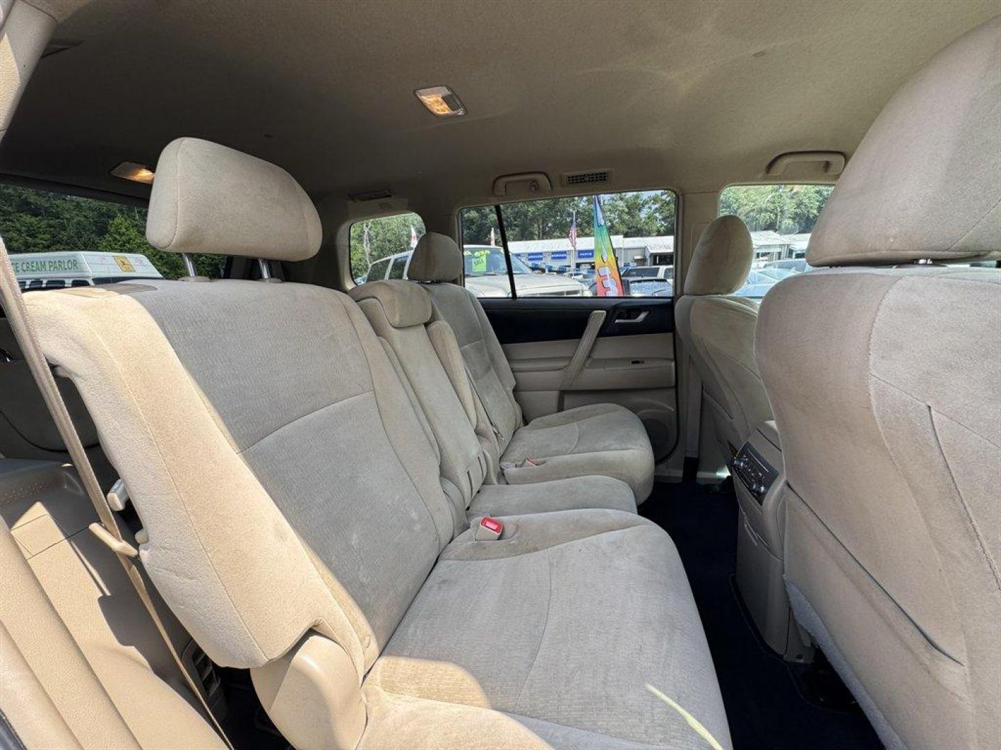 2013 White /Tan Toyota Highlander (5TDZK3EH5DS) with an 3.5l V6 SFI Dohc 3.5l engine, Automatic transmission, located at 745 East Steele Rd., West Columbia, SC, 29170, (803) 755-9148, 33.927212, -81.148483 - Special Internet Price! 2013 Toyota Highlander with AM/FM radio, Backup camera, Cloth interior, 3rd row seating, Powered windows, Powered door locks, Plus more! - Photo#24