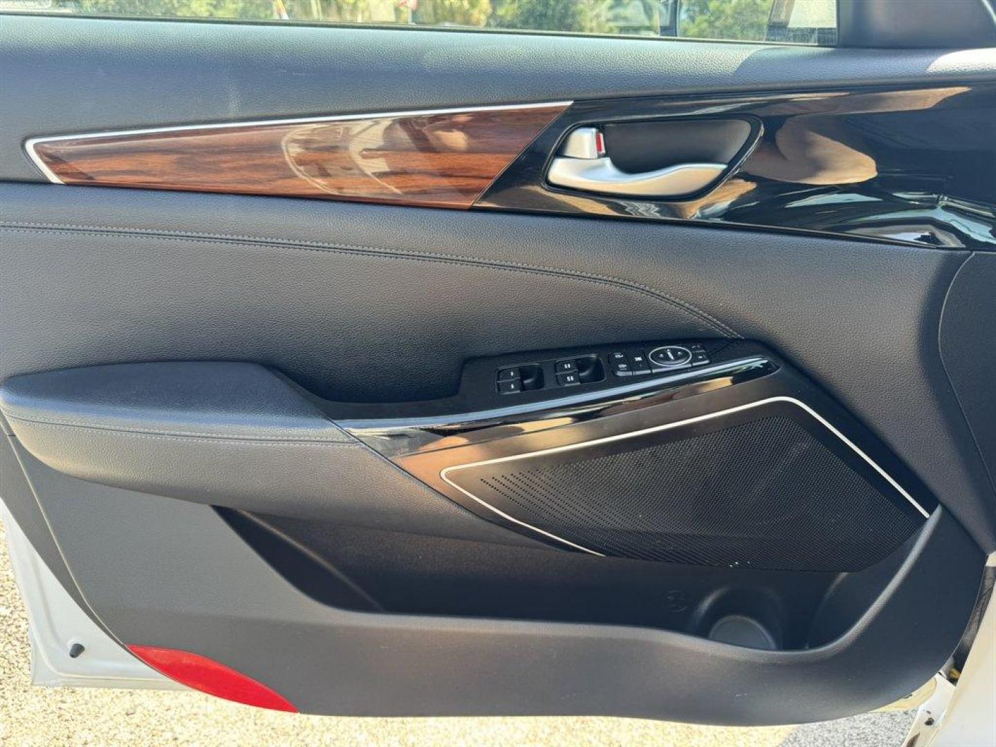 2017 White /Black Kia Cadenza (KNALB4J13H5) with an 3.3l V6 DI Dohc 3.3l engine, Automatic transmission, located at 745 East Steele Rd., West Columbia, SC, 29170, (803) 755-9148, 33.927212, -81.148483 - Special Internet Price! 2017 Kia Cadenza with AM/FM radio, Bluetooth, Backup camera, Cruise control, Leather interior, Keyless entry, Push to start, Powered windows, Powered door locks, Plus more! - Photo#18