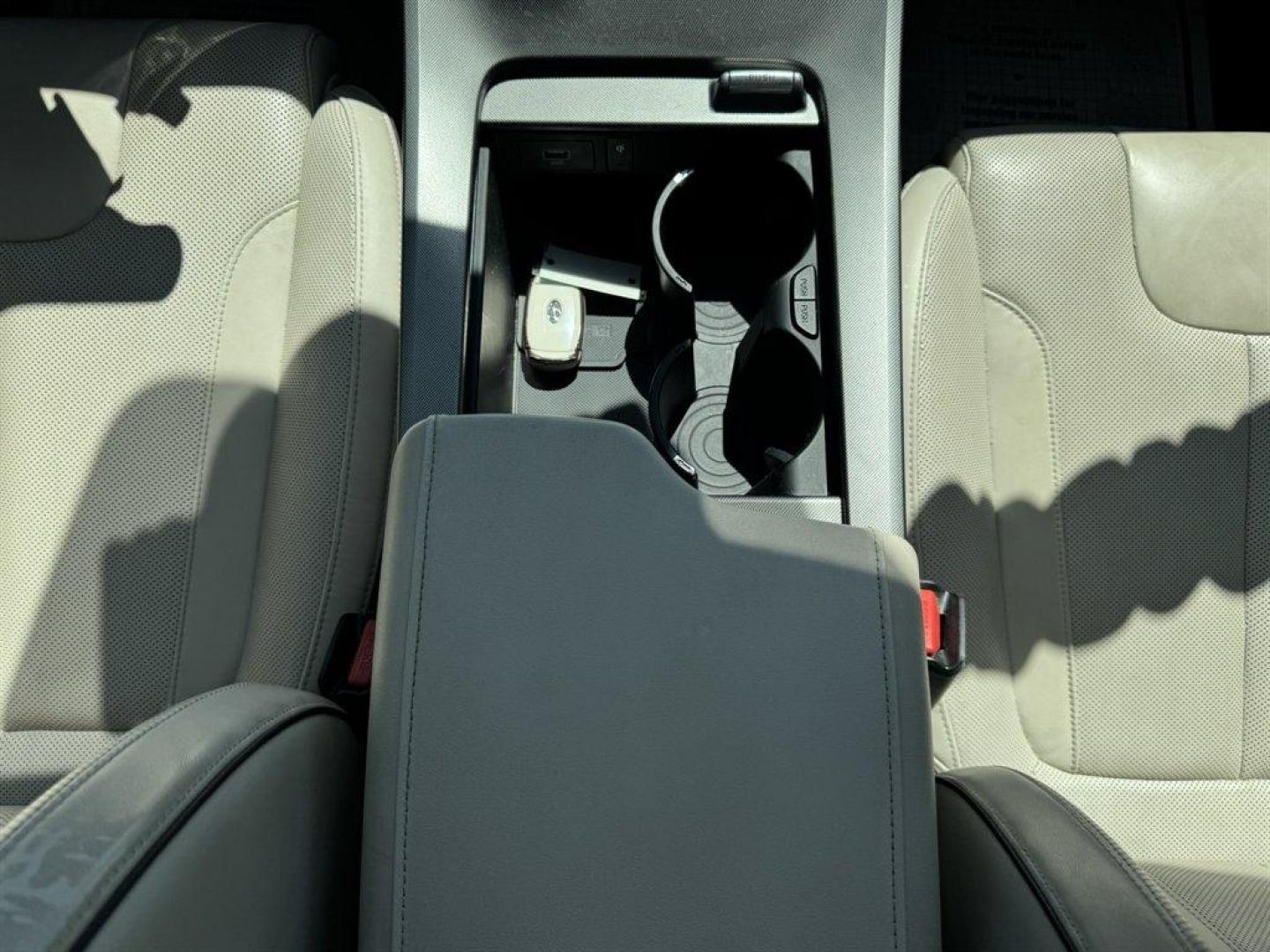 2021 White /Taupe Hyundai Palisade (KM8R7DHE0MU) with an 3.8l V6 DI Dohc Cvvt 3.8l engine, Automatic transmission, located at 745 East Steele Rd., West Columbia, SC, 29170, (803) 755-9148, 33.927212, -81.148483 - Special Internet Price! 2021 Hyundai Palisade with AM/FM radio, Bluetooth, Backup camera, Navigation, Sunroof, 3rd row seating, Leather interior, Heating and cooling seats, Push to start, Keyless entry, Powered windows, Powered door locks, Plus more! - Photo#20