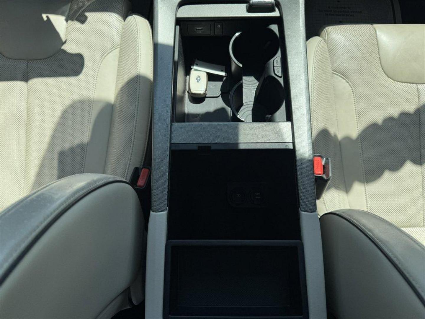 2021 White /Taupe Hyundai Palisade (KM8R7DHE0MU) with an 3.8l V6 DI Dohc Cvvt 3.8l engine, Automatic transmission, located at 745 East Steele Rd., West Columbia, SC, 29170, (803) 755-9148, 33.927212, -81.148483 - Special Internet Price! 2021 Hyundai Palisade with AM/FM radio, Bluetooth, Backup camera, Navigation, Sunroof, 3rd row seating, Leather interior, Heating and cooling seats, Push to start, Keyless entry, Powered windows, Powered door locks, Plus more! - Photo#21