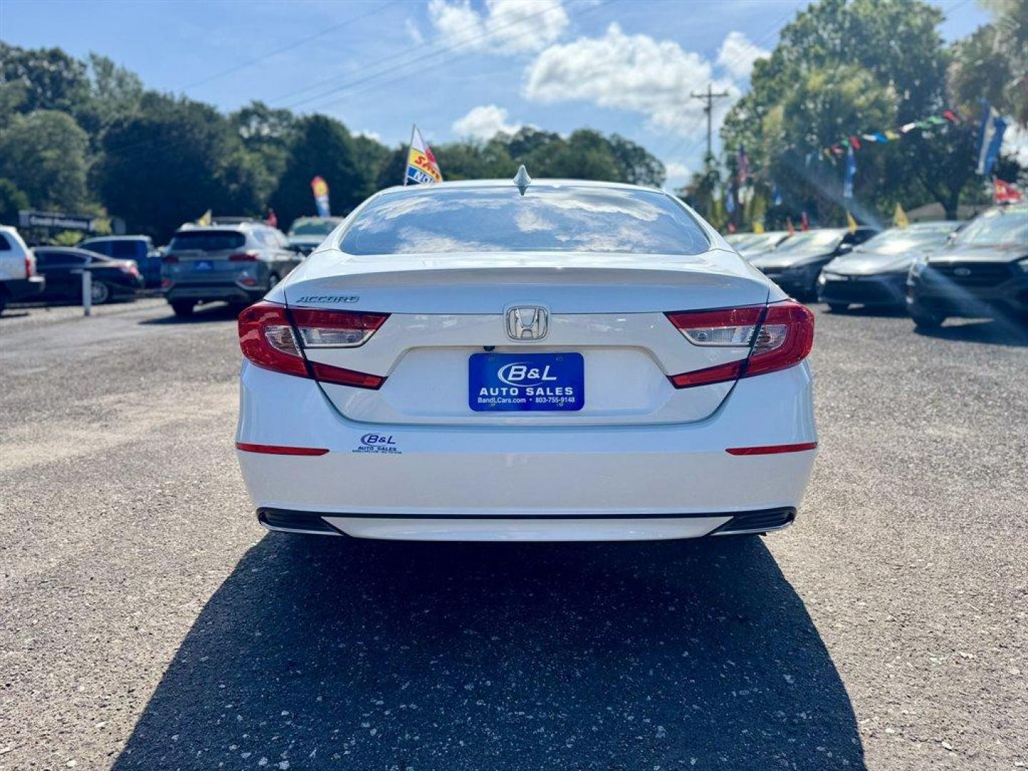 2018 White /Black Honda Accord (1HGCV1F19JA) with an 1.5l I-4 DI Dohc T/C 1.5l engine, Automatic transmission, located at 745 East Steele Rd., West Columbia, SC, 29170, (803) 755-9148, 33.927212, -81.148483 - Special Internet Price! 2018 Honda Accord with AM/FM radio, Bluetooth, Backup camera, Cruise control, Cloth interior, Keyless entry, Push to start, Powered windows, Powered door locks, Plus more! - Photo#4