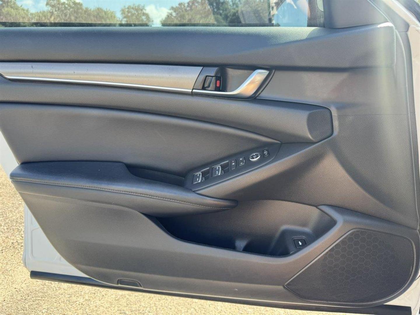 2018 White /Black Honda Accord (1HGCV1F19JA) with an 1.5l I-4 DI Dohc T/C 1.5l engine, Automatic transmission, located at 745 East Steele Rd., West Columbia, SC, 29170, (803) 755-9148, 33.927212, -81.148483 - Special Internet Price! 2018 Honda Accord with AM/FM radio, Bluetooth, Backup camera, Cruise control, Cloth interior, Keyless entry, Push to start, Powered windows, Powered door locks, Plus more! - Photo#18