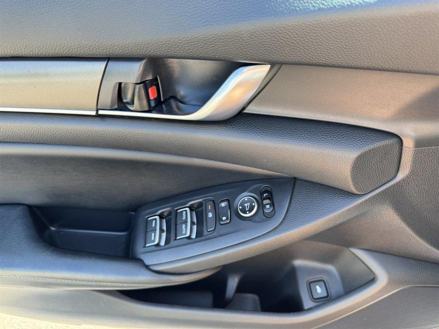 2018 White /Black Honda Accord (1HGCV1F19JA) with an 1.5l I-4 DI Dohc T/C 1.5l engine, Automatic transmission, located at 745 East Steele Rd., West Columbia, SC, 29170, (803) 755-9148, 33.927212, -81.148483 - Special Internet Price! 2018 Honda Accord with AM/FM radio, Bluetooth, Backup camera, Cruise control, Cloth interior, Keyless entry, Push to start, Powered windows, Powered door locks, Plus more! - Photo#19