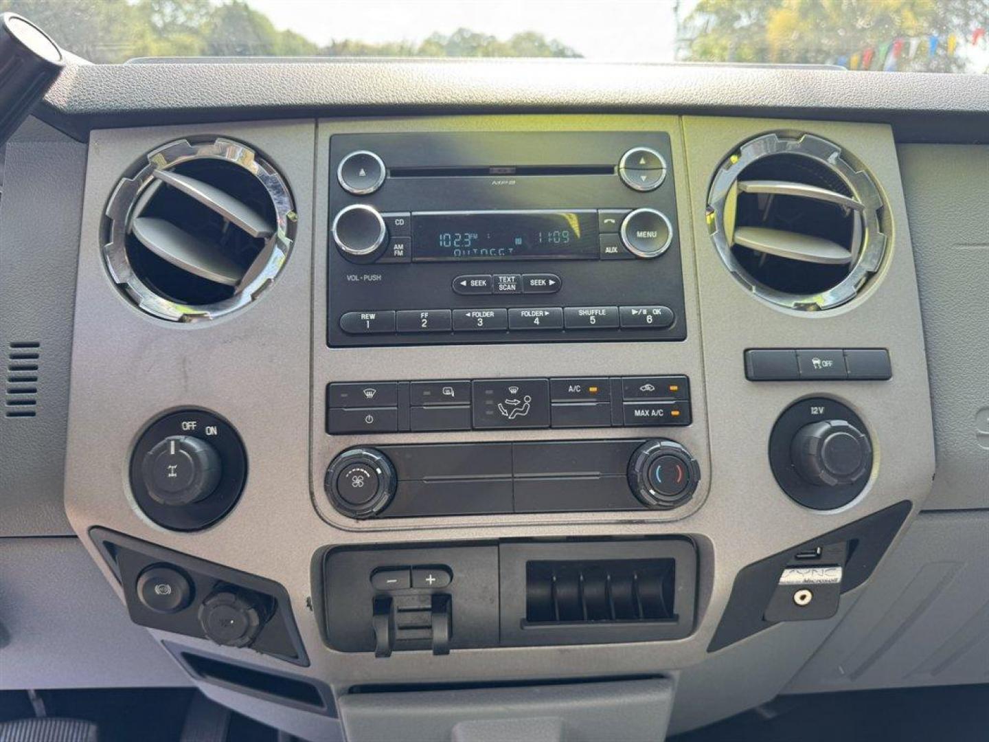 2015 Silver /Grey Ford F250sd (1FT7W2AT7FE) with an 6.7l V8 DI OHC Tdsl 6.7l engine, Automatic transmission, located at 745 East Steele Rd., West Columbia, SC, 29170, (803) 755-9148, 33.927212, -81.148483 - Special Internet Price! 2015 Ford F250SD with AM/FM radio, Cruise control, Keyless entry, Cloth interior, Seats 6, Powered windows, Powered door locks, Plus more! - Photo#12