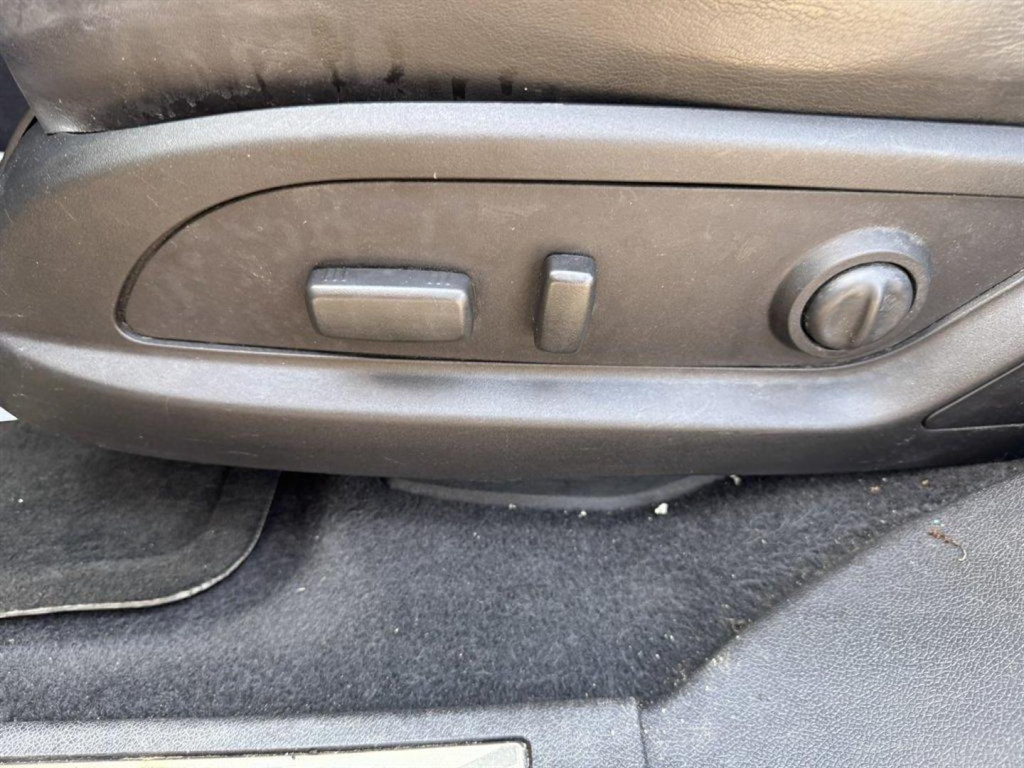 2013 Silver /Black Buick Enclave (5GAKRCKD3DJ) with an 3.6l V6 DI Dohc 3.6l engine, Automatic transmission, located at 745 East Steele Rd., West Columbia, SC, 29170, (803) 755-9148, 33.927212, -81.148483 - Special Internet Price! 2013 Buick Enclave with AM/FM radio, Backup camera, Cruise control, Keyless entry, Sunroof, Leather interior, Powered front seats, 3rd row seating, Powered liftgate, Powered windows, Powered door locks, Plus more! - Photo#20