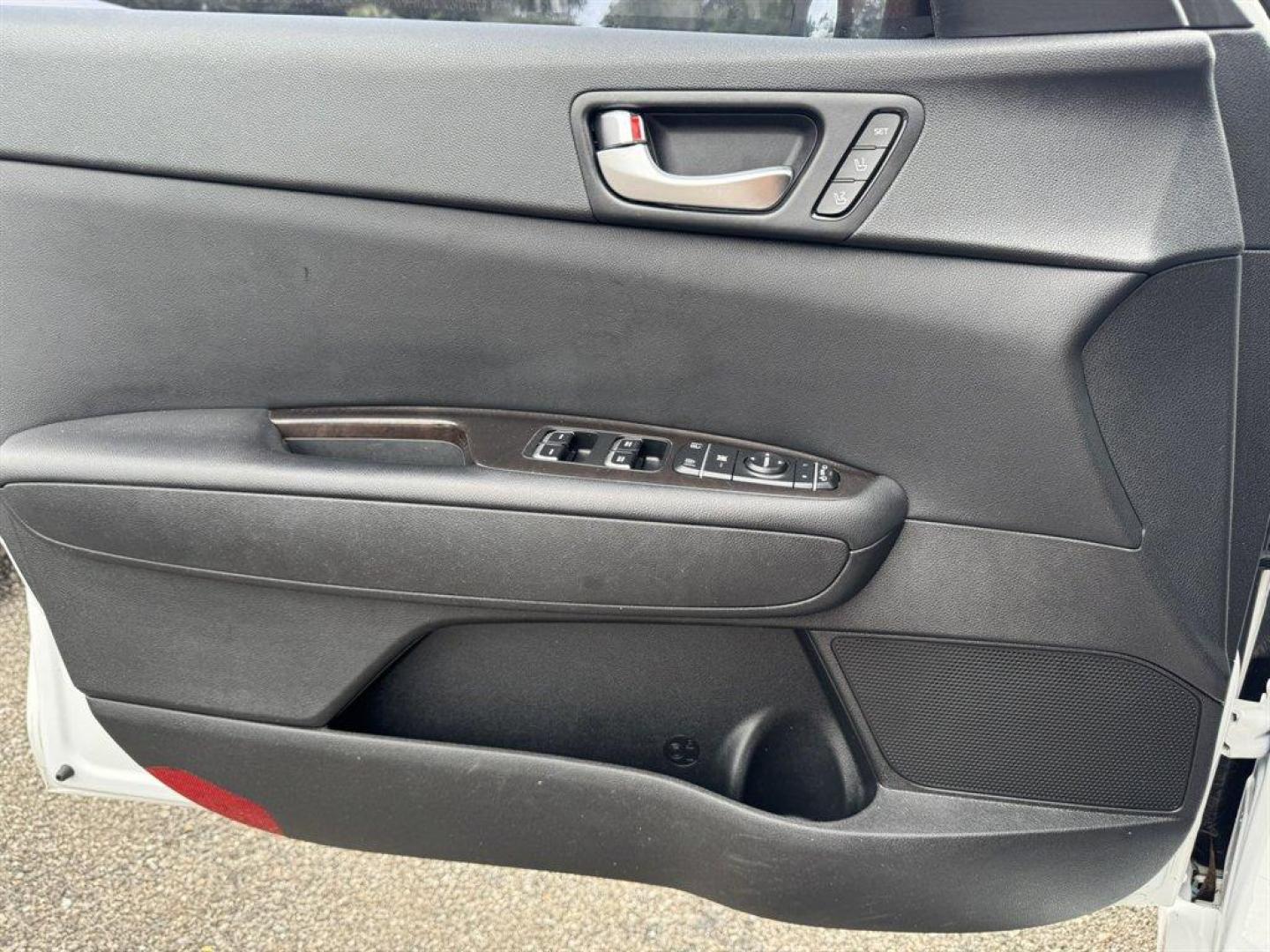 2016 White /Black Kia Optima (5XXGU4L39GG) with an 2.4l I-4 DI Dohc 2.4l engine, Automatic transmission, located at 745 East Steele Rd., West Columbia, SC, 29170, (803) 755-9148, 33.927212, -81.148483 - Special Internet Price! 2016 Kia Optima with AM/FM radio, Bluetooth, Backup camera, Cruise control, Leather interior, Keyless entry, Push to start, Powered windows, Powered door locks, Plus more! - Photo#20