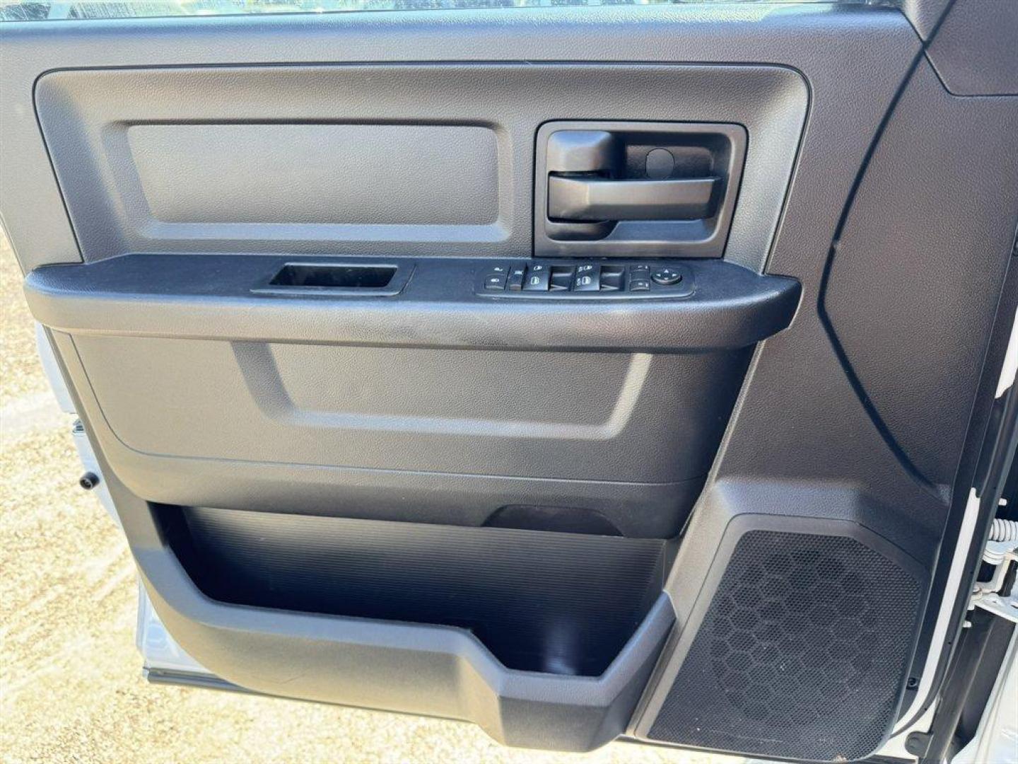 2016 White /Black Ram 2500 (3C6UR5CJ6GG) with an 6.4l V8 Smpi OHC 6.4l engine, Automatic transmission, located at 745 East Steele Rd., West Columbia, SC, 29170, (803) 755-9148, 33.927212, -81.148483 - Special Internet Price! 2016 Ram 2500 with AM/FM radio, 4X4, Cruise control, Leather interior, Seats 6, Keyless entry, Powered windows, Powered door locks, Plus more! - Photo#19