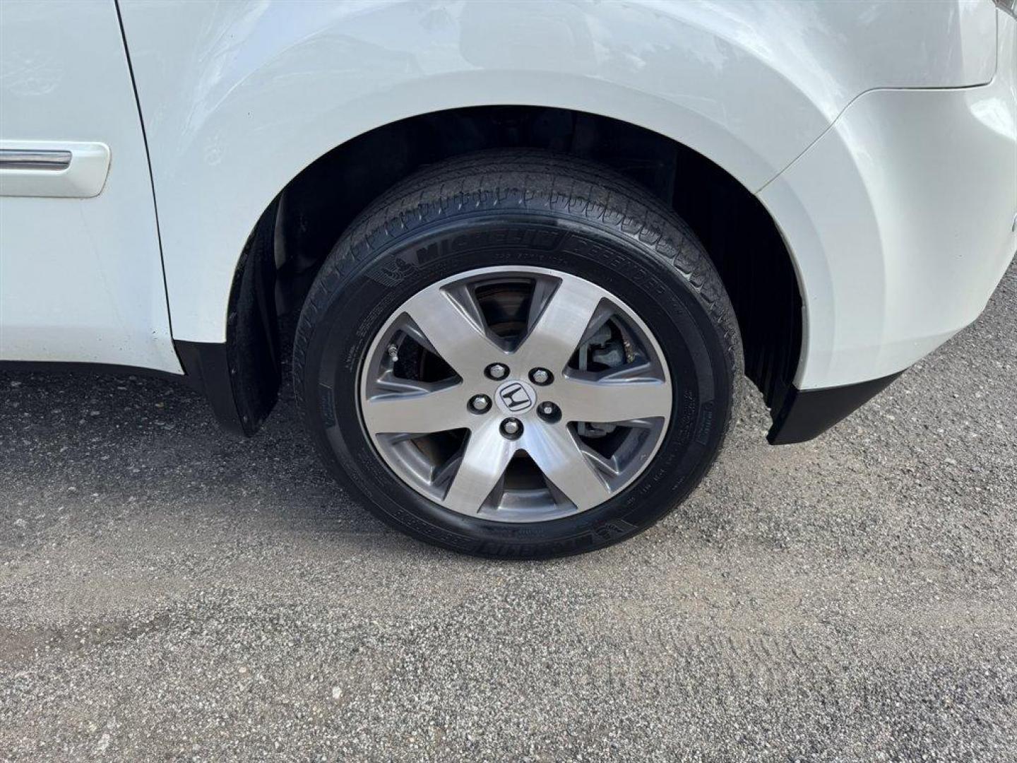 2015 White /Black Honda Pilot (5FNYF3H96FB) with an 3.5l V6 MPI Sohc Vtec 3.5 engine, Automatic transmission, located at 745 East Steele Rd., West Columbia, SC, 29170, (803) 755-9148, 33.927212, -81.148483 - Special Internet Price! 2015 Honda Pilot with AM/FM radio, Backup camera, Navigation, Sunroof, Rear entertainment, 3rd row seating, Leather interior, Powered front seats, Built in rear sunshades, Powered windows, Powered door locks, Plus more! - Photo#39