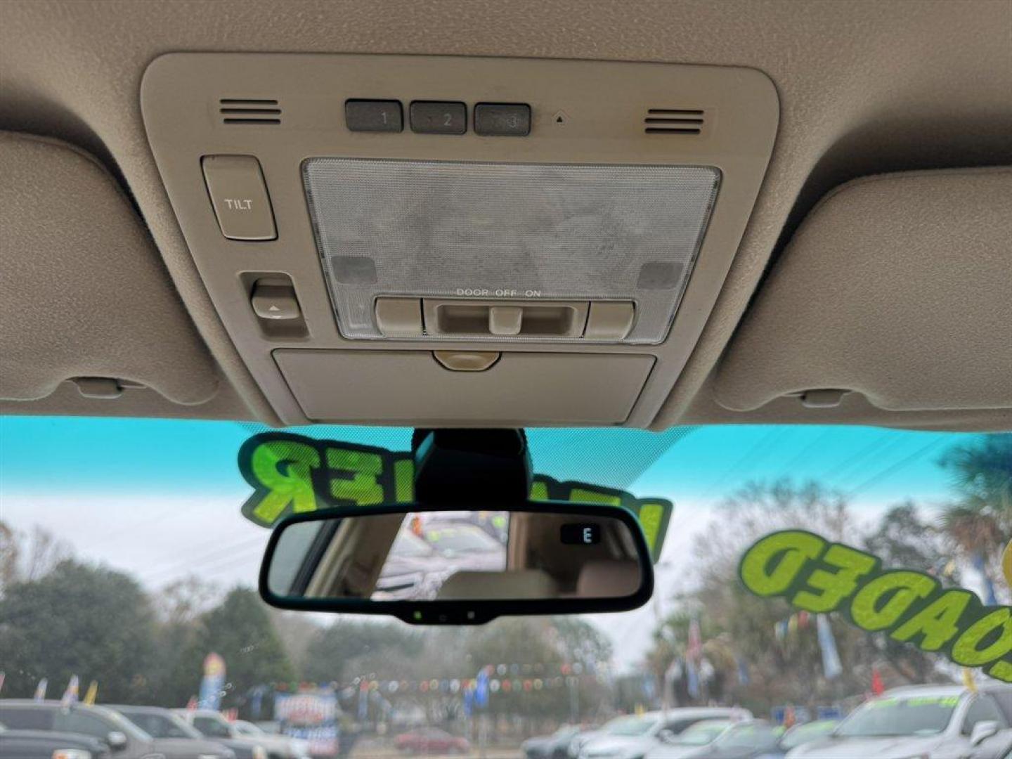 2008 White /Beige Lexus RX 350 (2T2GK31U38C) with an 3.5l V6 SFI Dohc 3.5l engine, Automatic transmission, located at 745 East Steele Rd., West Columbia, SC, 29170, (803) 755-9148, 33.927212, -81.148483 - Photo#15