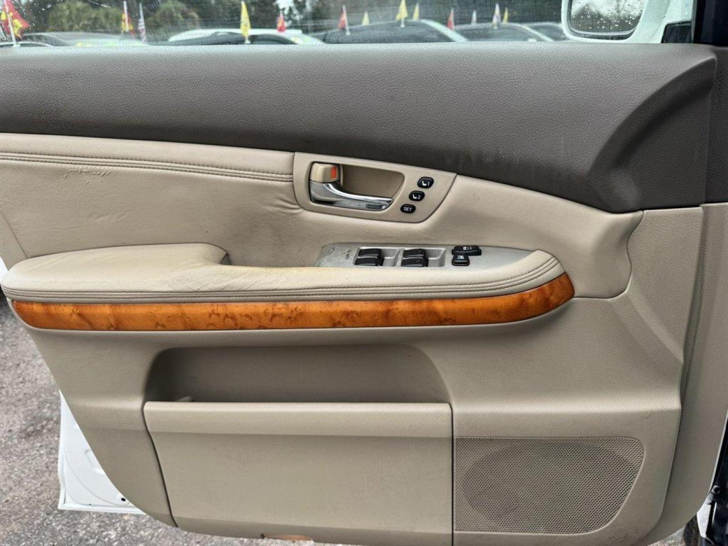 2008 White /Beige Lexus RX 350 (2T2GK31U38C) with an 3.5l V6 SFI Dohc 3.5l engine, Automatic transmission, located at 745 East Steele Rd., West Columbia, SC, 29170, (803) 755-9148, 33.927212, -81.148483 - Photo#17