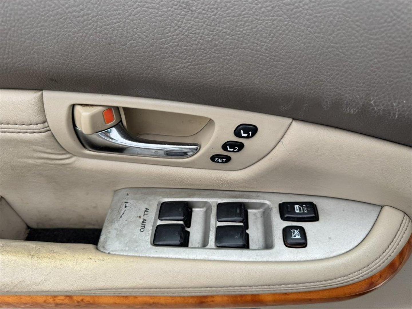 2008 White /Beige Lexus RX 350 (2T2GK31U38C) with an 3.5l V6 SFI Dohc 3.5l engine, Automatic transmission, located at 745 East Steele Rd., West Columbia, SC, 29170, (803) 755-9148, 33.927212, -81.148483 - Photo#18