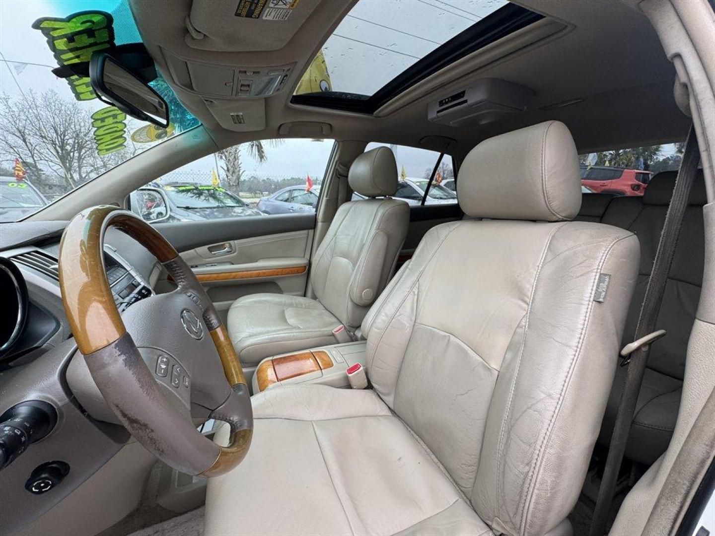 2008 White /Beige Lexus RX 350 (2T2GK31U38C) with an 3.5l V6 SFI Dohc 3.5l engine, Automatic transmission, located at 745 East Steele Rd., West Columbia, SC, 29170, (803) 755-9148, 33.927212, -81.148483 - Photo#19