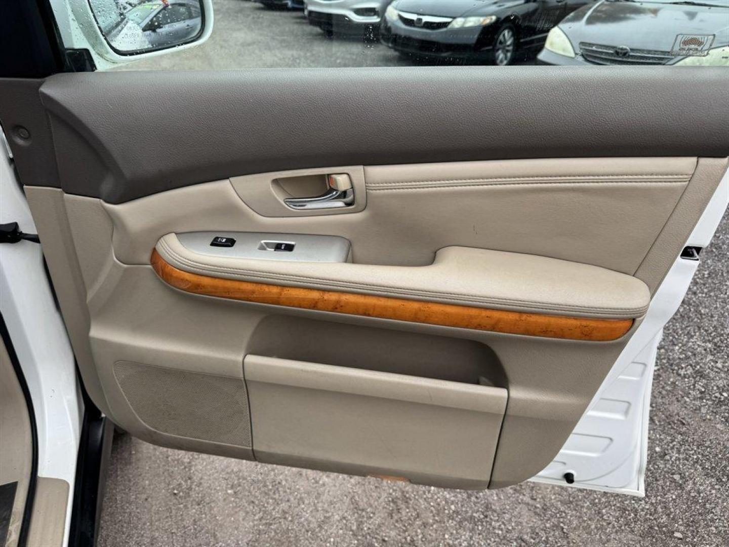 2008 White /Beige Lexus RX 350 (2T2GK31U38C) with an 3.5l V6 SFI Dohc 3.5l engine, Automatic transmission, located at 745 East Steele Rd., West Columbia, SC, 29170, (803) 755-9148, 33.927212, -81.148483 - Photo#26