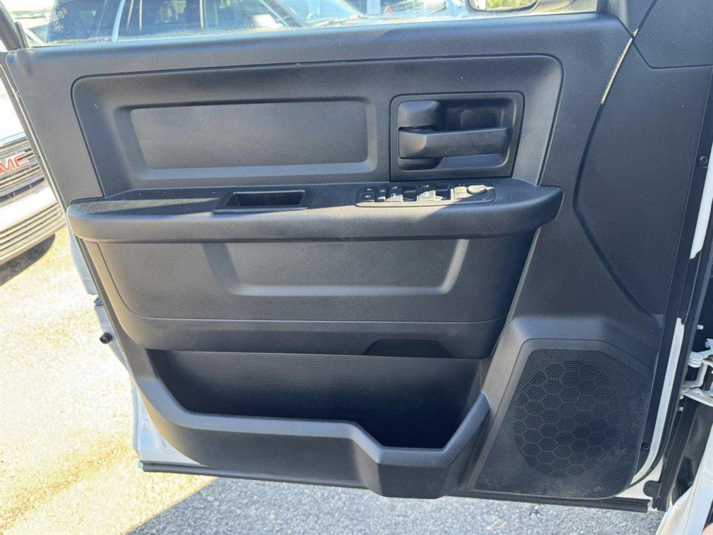 2018 White /Black Ram 2500 (3C7WR4HJ5JG) with an 6.4l V8 Smpi OHC 6.4l engine, Automatic transmission, located at 745 East Steele Rd., West Columbia, SC, 29170, (803) 755-9148, 33.927212, -81.148483 - Special Internet Price! 2018 RAM 2500 - Photo#14