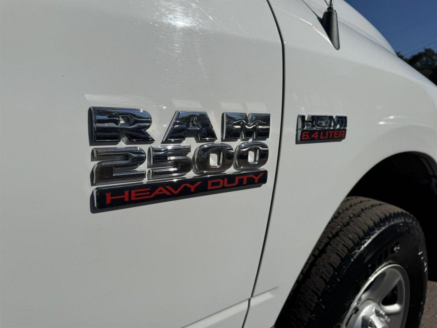 2018 White /Black Ram 2500 (3C7WR4HJ5JG) with an 6.4l V8 Smpi OHC 6.4l engine, Automatic transmission, located at 745 East Steele Rd., West Columbia, SC, 29170, (803) 755-9148, 33.927212, -81.148483 - Special Internet Price! 2018 RAM 2500 - Photo#26