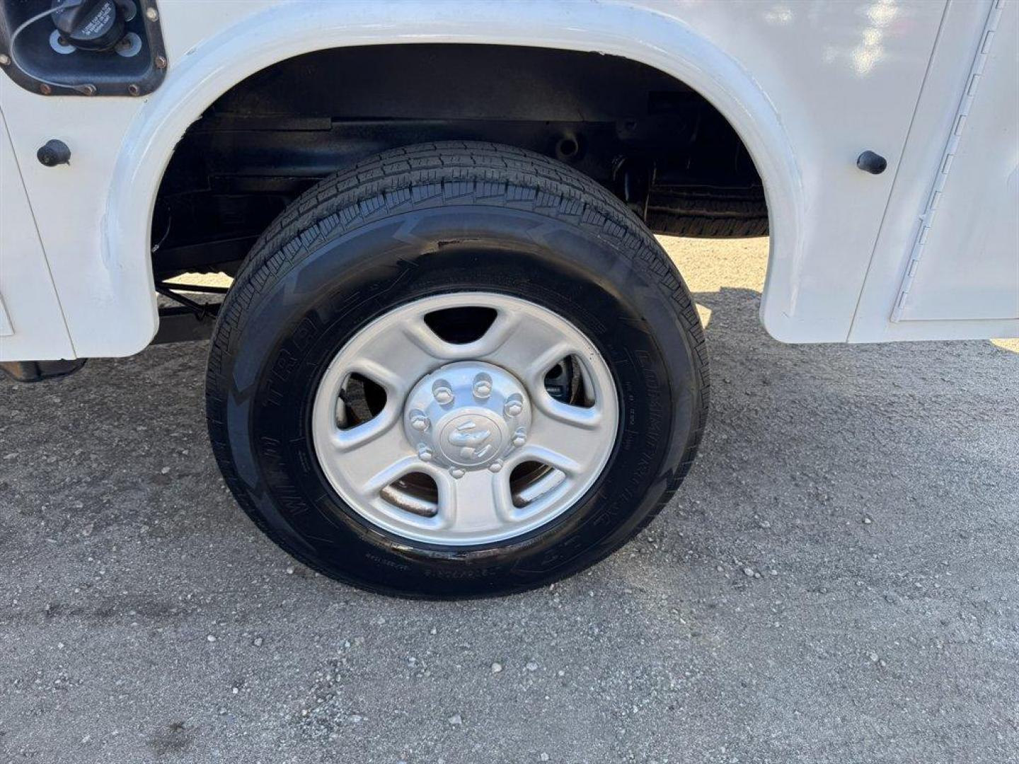 2018 White /Black Ram 2500 (3C7WR4HJ5JG) with an 6.4l V8 Smpi OHC 6.4l engine, Automatic transmission, located at 745 East Steele Rd., West Columbia, SC, 29170, (803) 755-9148, 33.927212, -81.148483 - Special Internet Price! 2018 RAM 2500 - Photo#29