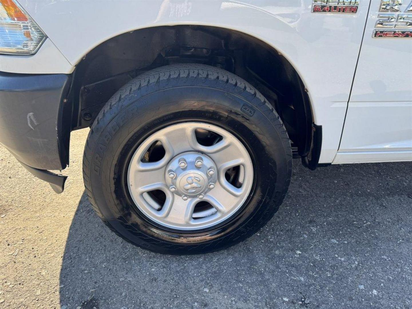 2018 White /Black Ram 2500 (3C7WR4HJ5JG) with an 6.4l V8 Smpi OHC 6.4l engine, Automatic transmission, located at 745 East Steele Rd., West Columbia, SC, 29170, (803) 755-9148, 33.927212, -81.148483 - Special Internet Price! 2018 RAM 2500 - Photo#30