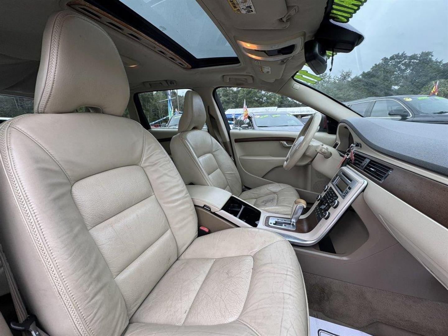 2011 Burgundy /Tan Volvo XC70 (YV4940BZ3B1) with an 3.2l I-6 MPI 3.2l engine, Automatic transmission, located at 745 East Steele Rd., West Columbia, SC, 29170, (803) 755-9148, 33.927212, -81.148483 - Special Internet Price! 2011 Volvo XC70 - Photo#25