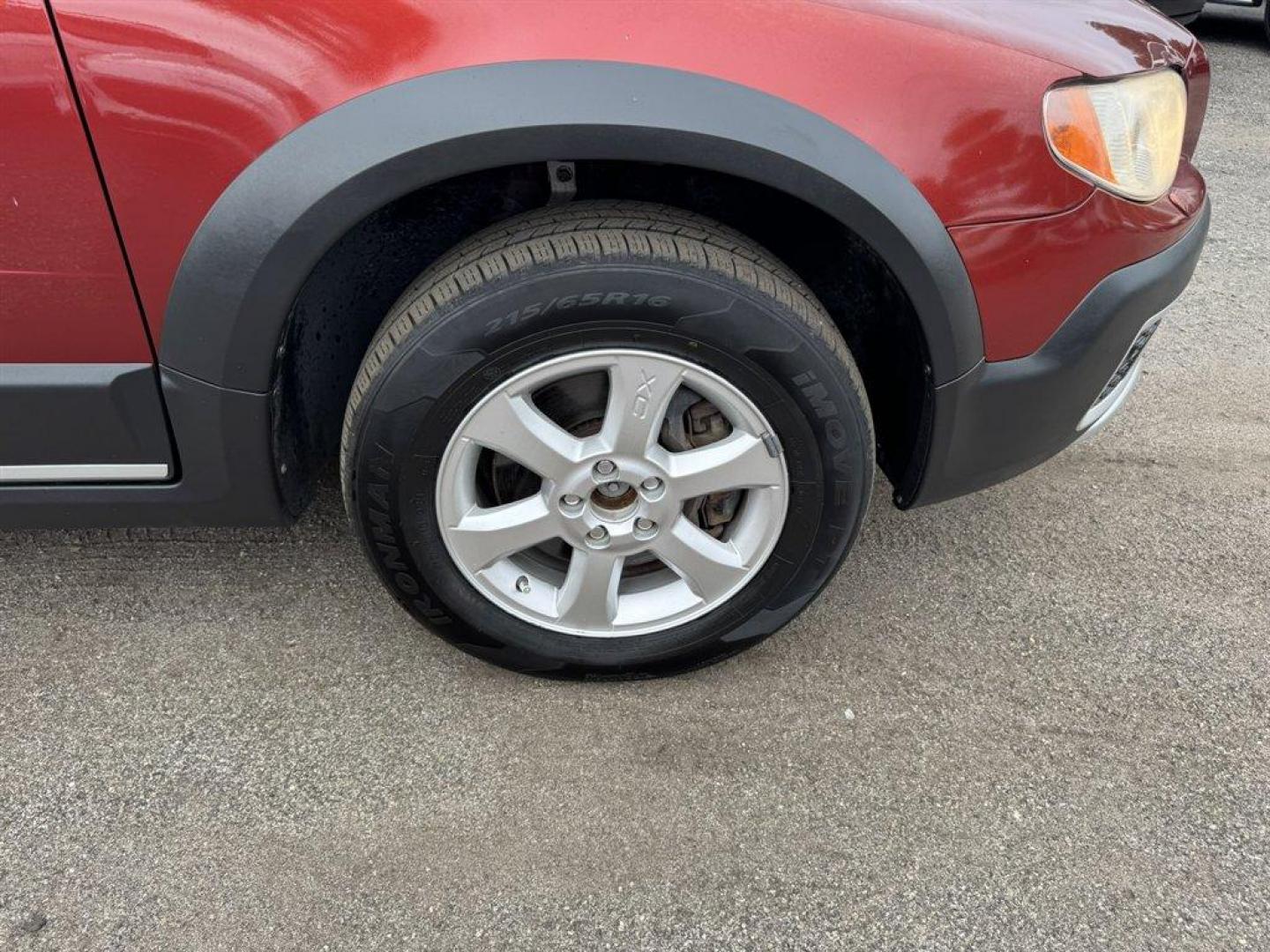 2011 Burgundy /Tan Volvo XC70 (YV4940BZ3B1) with an 3.2l I-6 MPI 3.2l engine, Automatic transmission, located at 745 East Steele Rd., West Columbia, SC, 29170, (803) 755-9148, 33.927212, -81.148483 - Special Internet Price! 2011 Volvo XC70 - Photo#29