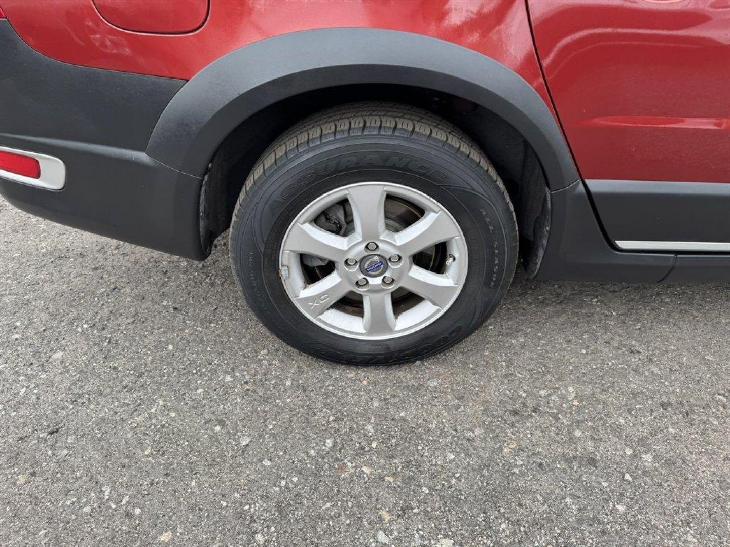 2011 Burgundy /Tan Volvo XC70 (YV4940BZ3B1) with an 3.2l I-6 MPI 3.2l engine, Automatic transmission, located at 745 East Steele Rd., West Columbia, SC, 29170, (803) 755-9148, 33.927212, -81.148483 - Special Internet Price! 2011 Volvo XC70 - Photo#30