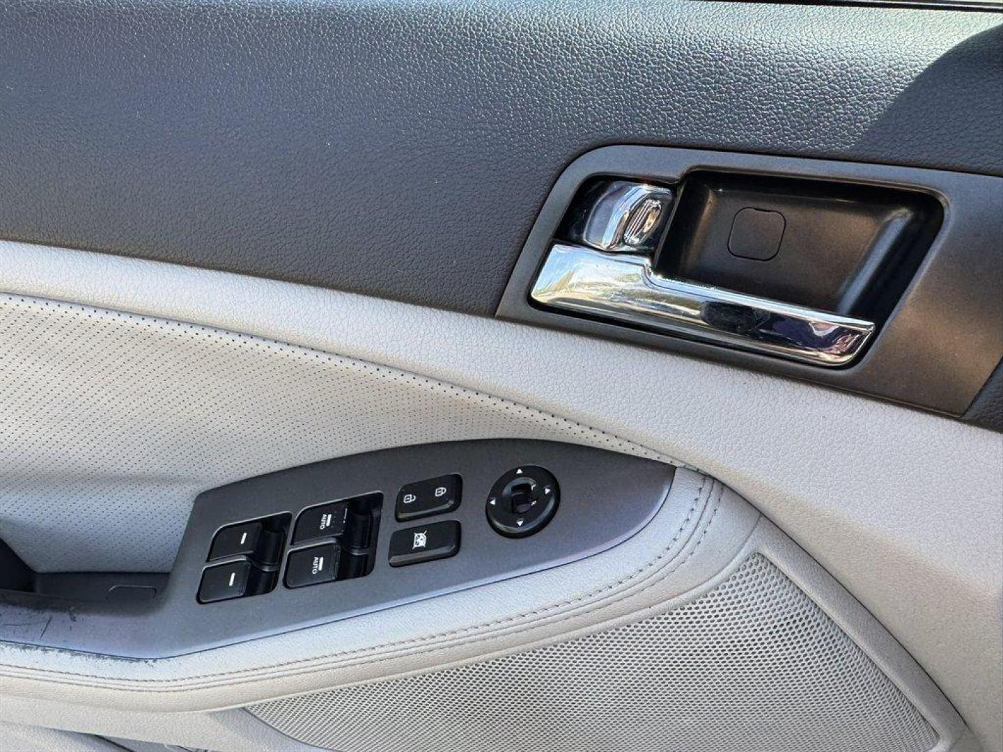 2011 Black /Grey Kia Optima (KNAGN4A70B5) with an 2.4l I-4 DI Dohc 2.4l engine, Automatic transmission, located at 745 East Steele Rd., West Columbia, SC, 29170, (803) 755-9148, 33.927212, -81.148483 - Special Internet Price! 2011 Kia Optima - Photo#18