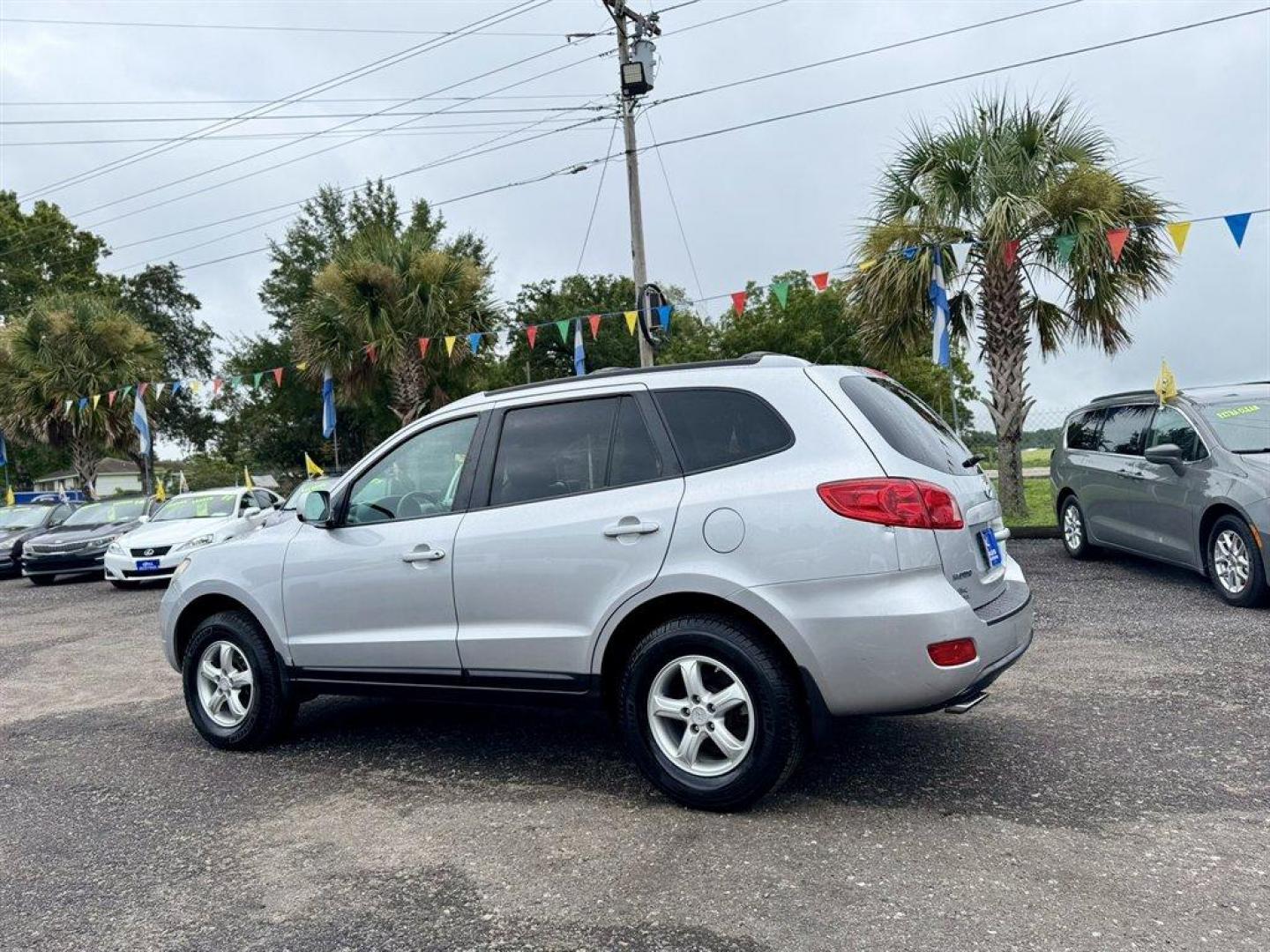 2007 Silver /Grey Hyundai Santa FE (5NMSG13D57H) with an 2.7l V6 MPI Dohc 2.7l engine, Automatic transmission, located at 745 East Steele Rd., West Columbia, SC, 29170, (803) 755-9148, 33.927212, -81.148483 - Special Internet Price! 2007 Hyundai Santa Fe with AM/FM radio, Cruise control, Cloth interior, Powered windows, Powered door locks, Plus more! - Photo#5