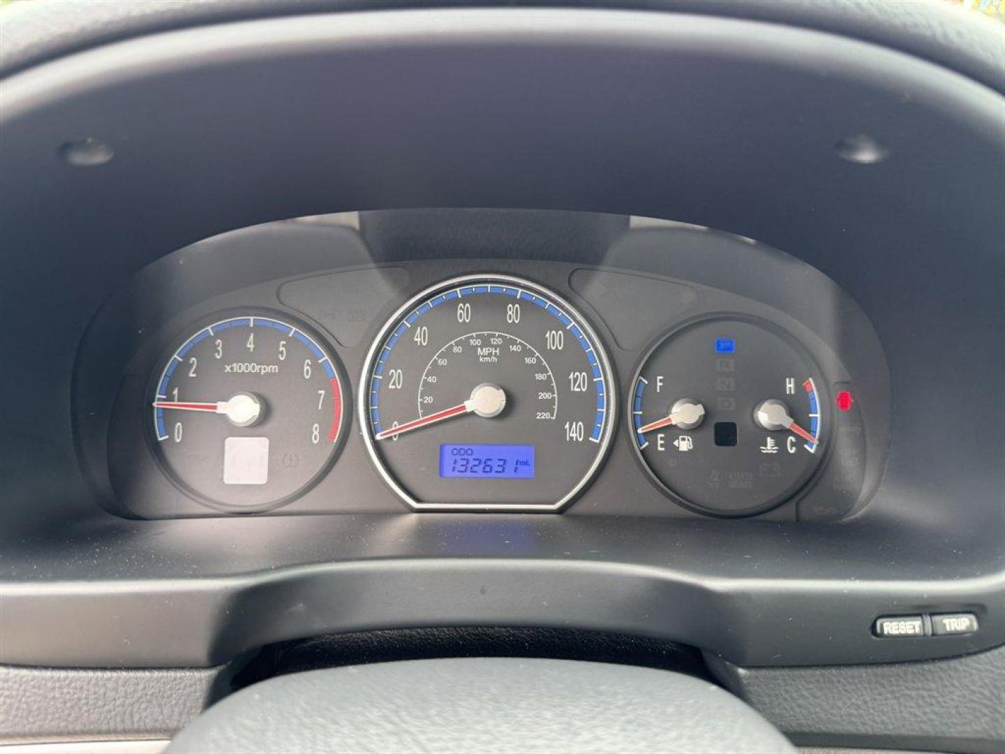 2007 Silver /Grey Hyundai Santa FE (5NMSG13D57H) with an 2.7l V6 MPI Dohc 2.7l engine, Automatic transmission, located at 745 East Steele Rd., West Columbia, SC, 29170, (803) 755-9148, 33.927212, -81.148483 - Special Internet Price! 2007 Hyundai Santa Fe with AM/FM radio, Cruise control, Cloth interior, Powered windows, Powered door locks, Plus more! - Photo#9