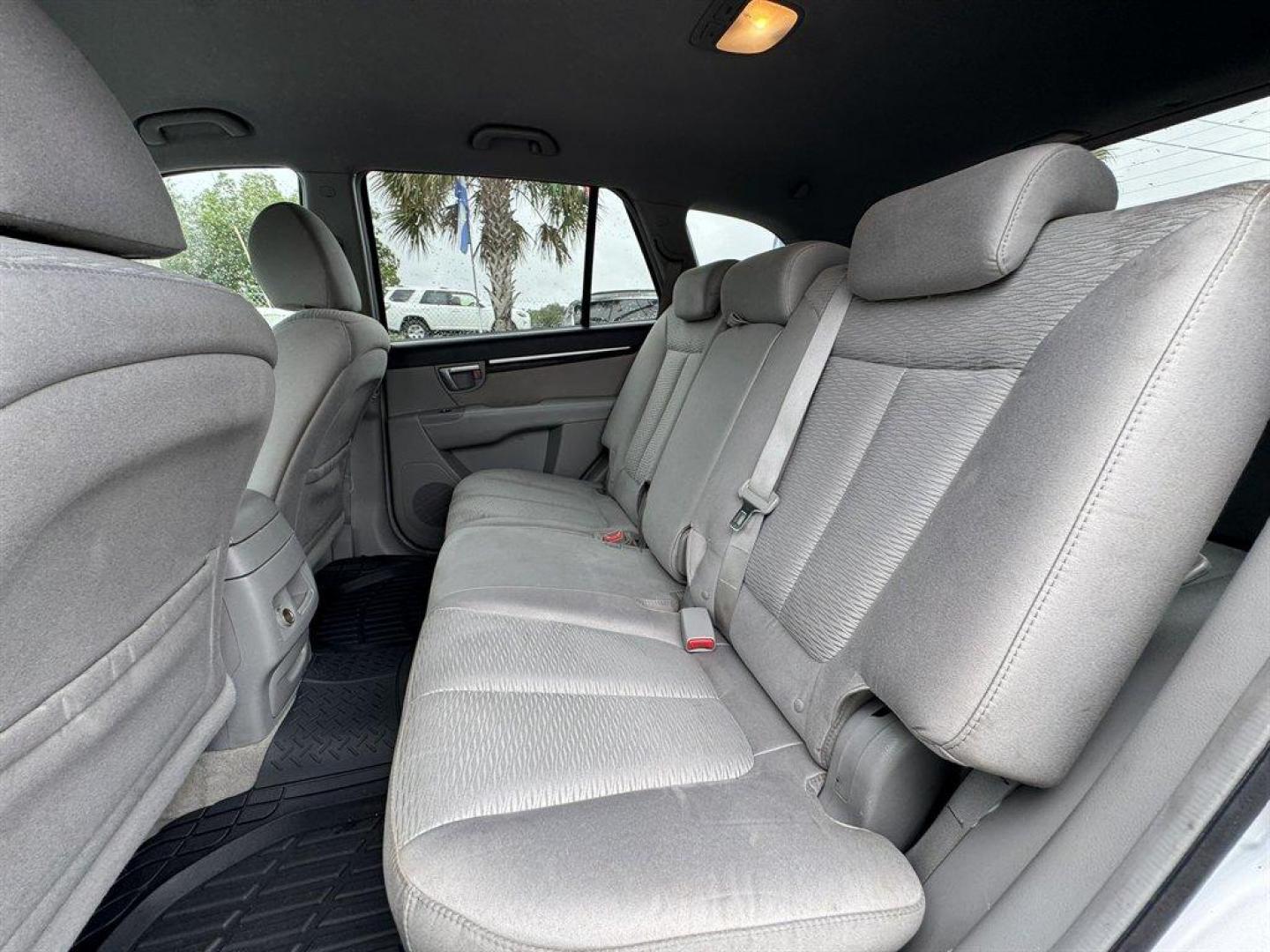 2007 Silver /Grey Hyundai Santa FE (5NMSG13D57H) with an 2.7l V6 MPI Dohc 2.7l engine, Automatic transmission, located at 745 East Steele Rd., West Columbia, SC, 29170, (803) 755-9148, 33.927212, -81.148483 - Special Internet Price! 2007 Hyundai Santa Fe with AM/FM radio, Cruise control, Cloth interior, Powered windows, Powered door locks, Plus more! - Photo#21