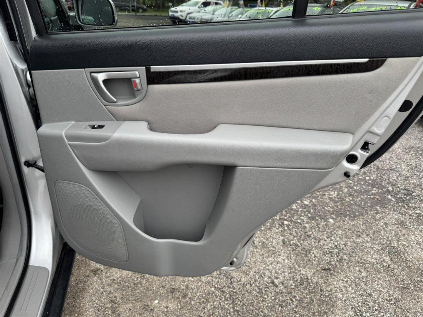 2007 Silver /Grey Hyundai Santa FE (5NMSG13D57H) with an 2.7l V6 MPI Dohc 2.7l engine, Automatic transmission, located at 745 East Steele Rd., West Columbia, SC, 29170, (803) 755-9148, 33.927212, -81.148483 - Special Internet Price! 2007 Hyundai Santa Fe with AM/FM radio, Cruise control, Cloth interior, Powered windows, Powered door locks, Plus more! - Photo#22