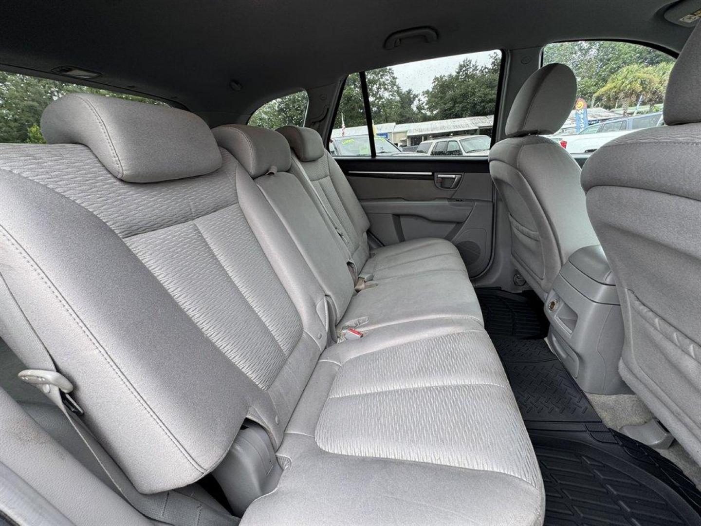 2007 Silver /Grey Hyundai Santa FE (5NMSG13D57H) with an 2.7l V6 MPI Dohc 2.7l engine, Automatic transmission, located at 745 East Steele Rd., West Columbia, SC, 29170, (803) 755-9148, 33.927212, -81.148483 - Special Internet Price! 2007 Hyundai Santa Fe with AM/FM radio, Cruise control, Cloth interior, Powered windows, Powered door locks, Plus more! - Photo#23