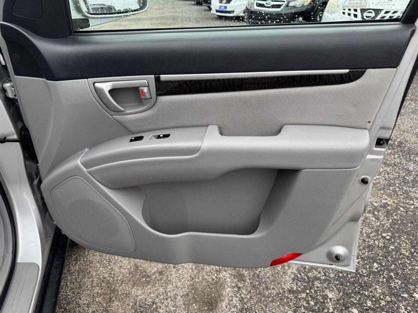 2007 Silver /Grey Hyundai Santa FE (5NMSG13D57H) with an 2.7l V6 MPI Dohc 2.7l engine, Automatic transmission, located at 745 East Steele Rd., West Columbia, SC, 29170, (803) 755-9148, 33.927212, -81.148483 - Special Internet Price! 2007 Hyundai Santa Fe with AM/FM radio, Cruise control, Cloth interior, Powered windows, Powered door locks, Plus more! - Photo#24