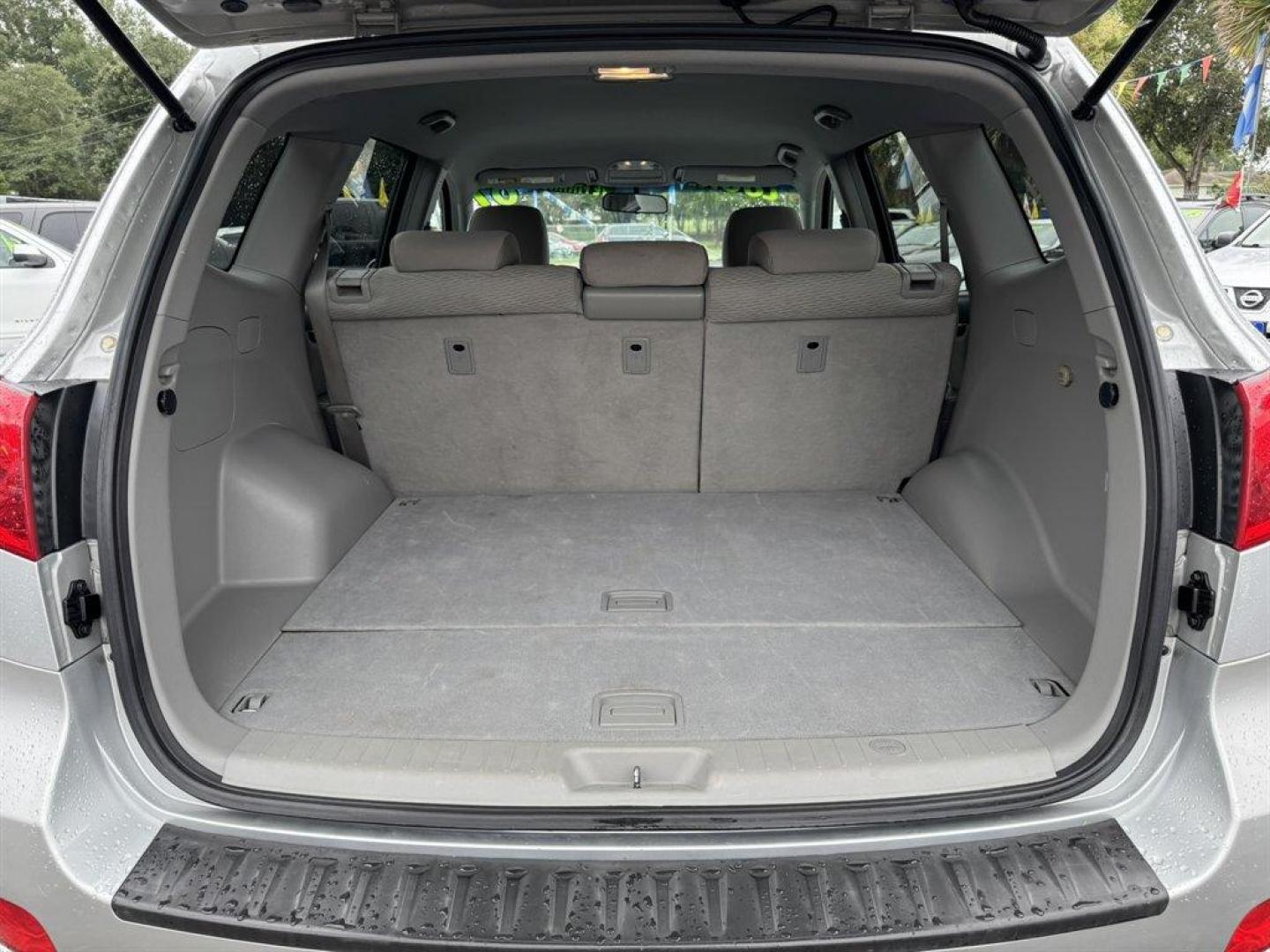 2007 Silver /Grey Hyundai Santa FE (5NMSG13D57H) with an 2.7l V6 MPI Dohc 2.7l engine, Automatic transmission, located at 745 East Steele Rd., West Columbia, SC, 29170, (803) 755-9148, 33.927212, -81.148483 - Special Internet Price! 2007 Hyundai Santa Fe with AM/FM radio, Cruise control, Cloth interior, Powered windows, Powered door locks, Plus more! - Photo#26