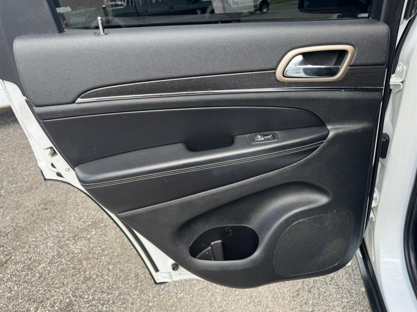 2015 White /Black Jeep Grand Cherokee (1C4RJFBG0FC) with an 3.6l V6 MPI Dohc VVT Flex engine, Automatic transmission, located at 745 East Steele Rd., West Columbia, SC, 29170, (803) 755-9148, 33.927212, -81.148483 - Special Internet Price! 2015 Jeep Grand Cherokee with AM/FM radio, Bluetooth, Backup camera, Navigation, Cruise control, Leather interior, Powered driver seat, 4x4, Push to start, Keyless entry, Powered windows, Powered door locks, Plus more! - Photo#23