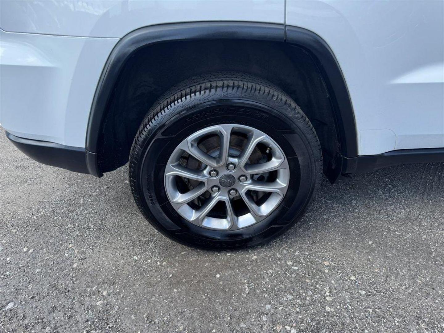 2015 White /Black Jeep Grand Cherokee (1C4RJFBG0FC) with an 3.6l V6 MPI Dohc VVT Flex engine, Automatic transmission, located at 745 East Steele Rd., West Columbia, SC, 29170, (803) 755-9148, 33.927212, -81.148483 - Special Internet Price! 2015 Jeep Grand Cherokee with AM/FM radio, Bluetooth, Backup camera, Navigation, Cruise control, Leather interior, Powered driver seat, 4x4, Push to start, Keyless entry, Powered windows, Powered door locks, Plus more! - Photo#36