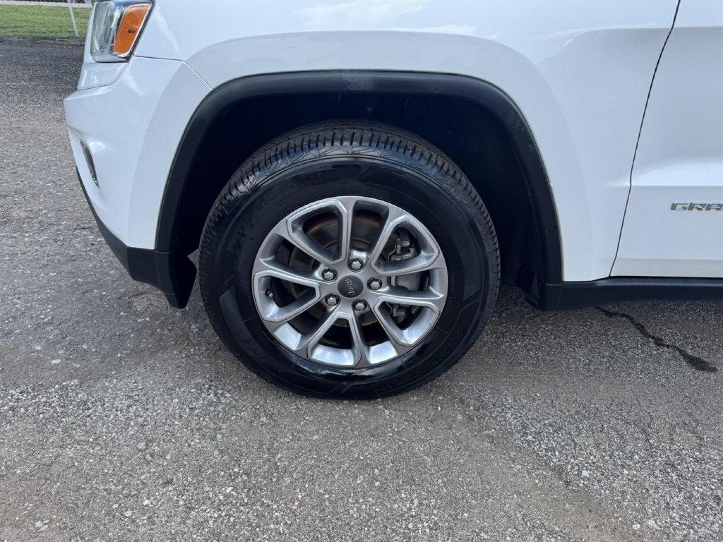 2015 White /Black Jeep Grand Cherokee (1C4RJFBG0FC) with an 3.6l V6 MPI Dohc VVT Flex engine, Automatic transmission, located at 745 East Steele Rd., West Columbia, SC, 29170, (803) 755-9148, 33.927212, -81.148483 - Special Internet Price! 2015 Jeep Grand Cherokee with AM/FM radio, Bluetooth, Backup camera, Navigation, Cruise control, Leather interior, Powered driver seat, 4x4, Push to start, Keyless entry, Powered windows, Powered door locks, Plus more! - Photo#38