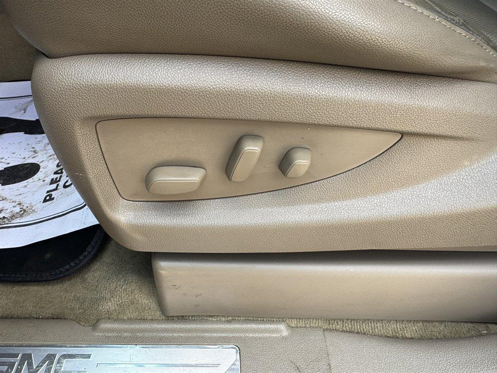 2017 Purple /Taupe GMC Yukon (1GKS2BKCXHR) with an 5.3l V8 DI OHV GAS 5.3l engine, Automatic transmission, located at 745 East Steele Rd., West Columbia, SC, 29170, (803) 755-9148, 33.927212, -81.148483 - Special Internet Price! 2017 GMC Yukon! - Photo#20