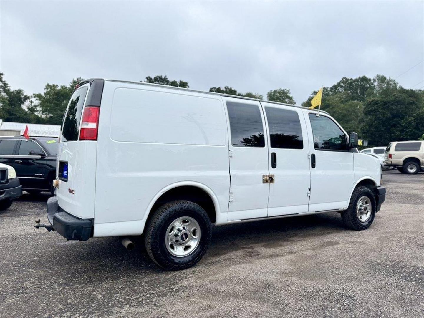 2020 White /Grey GMC Savana Cargo (1GTW7AFP1L1) with an 4.3l V6 DI VVT Flex 4.3l engine, Automatic transmission, located at 745 East Steele Rd., West Columbia, SC, 29170, (803) 755-9148, 33.927212, -81.148483 - Special Internet Price! 2020 GMC Savana Cargo - Photo#3