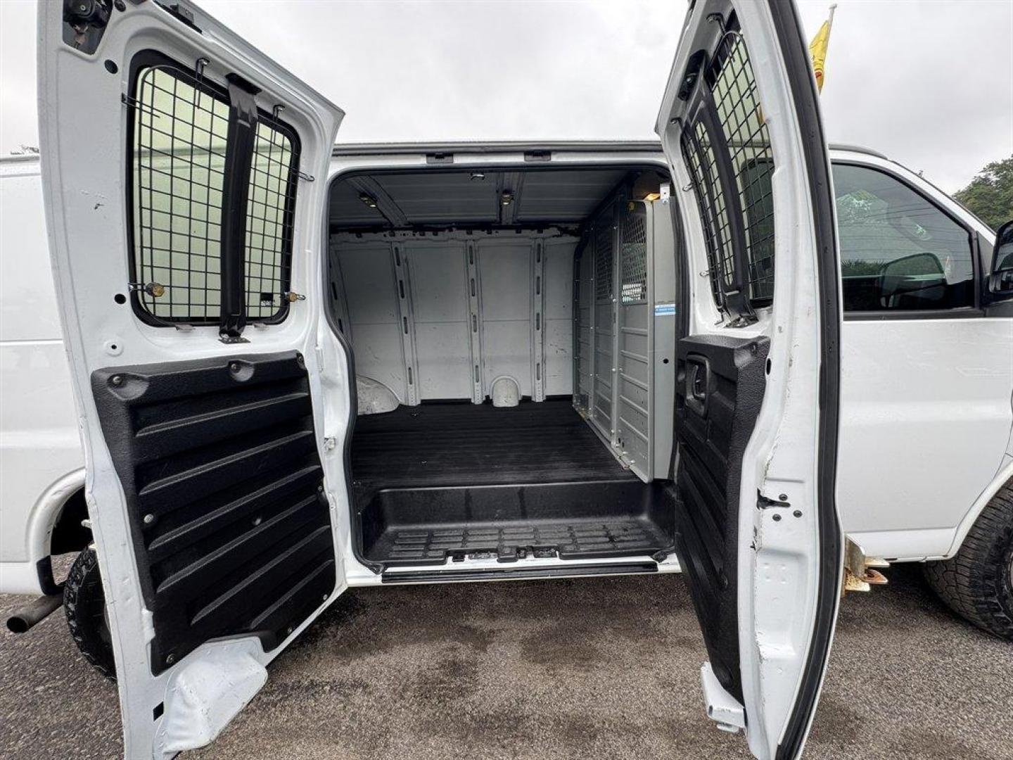 2020 White /Grey GMC Savana Cargo (1GTW7AFP1L1) with an 4.3l V6 DI VVT Flex 4.3l engine, Automatic transmission, located at 745 East Steele Rd., West Columbia, SC, 29170, (803) 755-9148, 33.927212, -81.148483 - Special Internet Price! 2020 GMC Savana Cargo - Photo#21