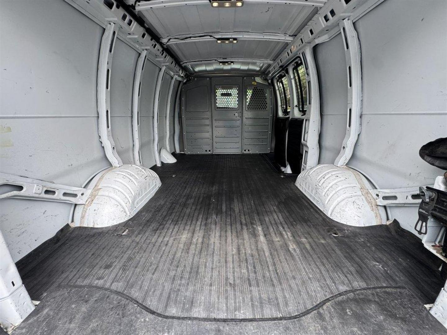 2020 White /Grey GMC Savana Cargo (1GTW7AFP1L1) with an 4.3l V6 DI VVT Flex 4.3l engine, Automatic transmission, located at 745 East Steele Rd., West Columbia, SC, 29170, (803) 755-9148, 33.927212, -81.148483 - Special Internet Price! 2020 GMC Savana Cargo - Photo#23