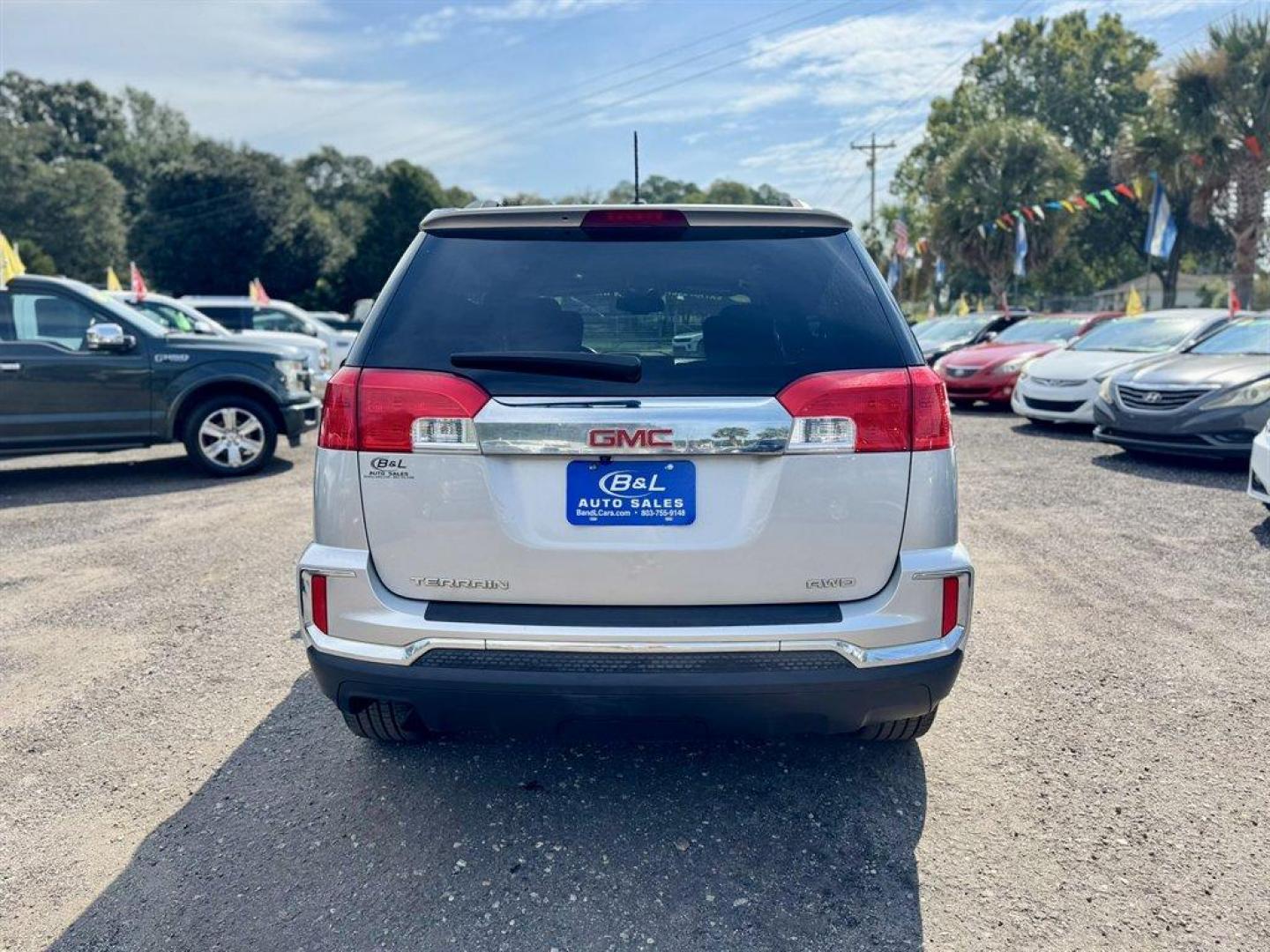 2017 Silver /Black GMC Terrain (2GKFLTEK3H6) with an 2.4l I-4 Sidi Dohc Flex 2 engine, Automatic transmission, located at 745 East Steele Rd., West Columbia, SC, 29170, (803) 755-9148, 33.927212, -81.148483 - Special Internet Price! 2017 GMC Terrain - Photo#4