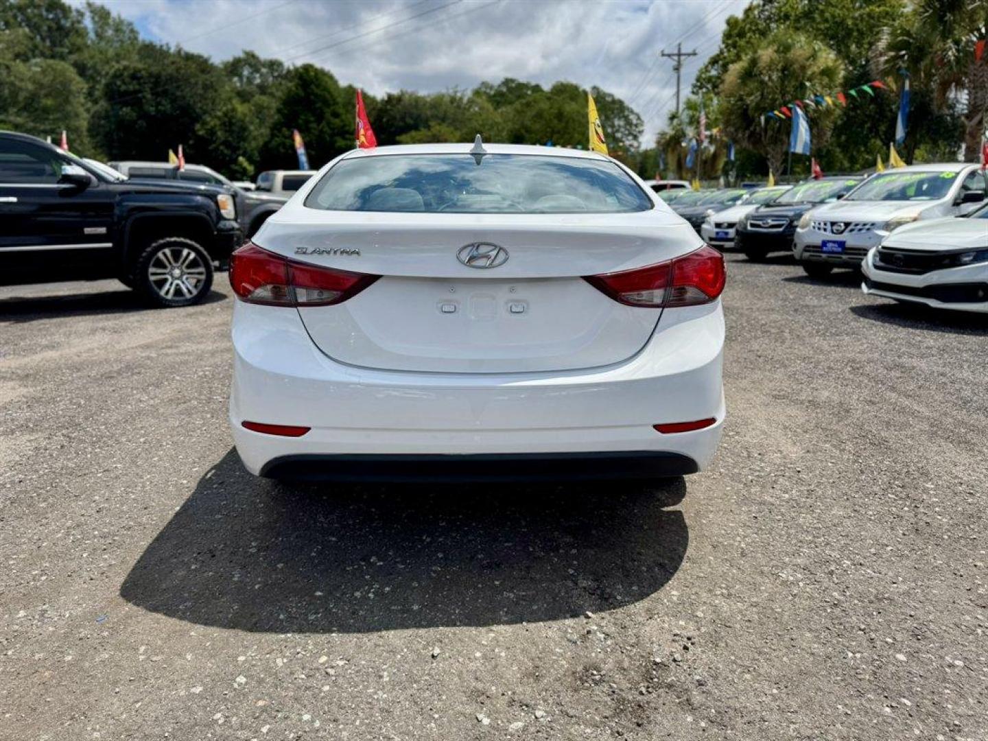 2015 White /Grey Hyundai Elantra (5NPDH4AE6FH) with an 1.8l I-4 MPI Dohc 1.8l engine, Automatic transmission, located at 745 East Steele Rd., West Columbia, SC, 29170, (803) 755-9148, 33.927212, -81.148483 - Special Internet Price! 2015 Hyundai Elantra with AM/FM radio, Keyless entry, Cloth interior, Powered windows, Powered door locks, Plus more! - Photo#4