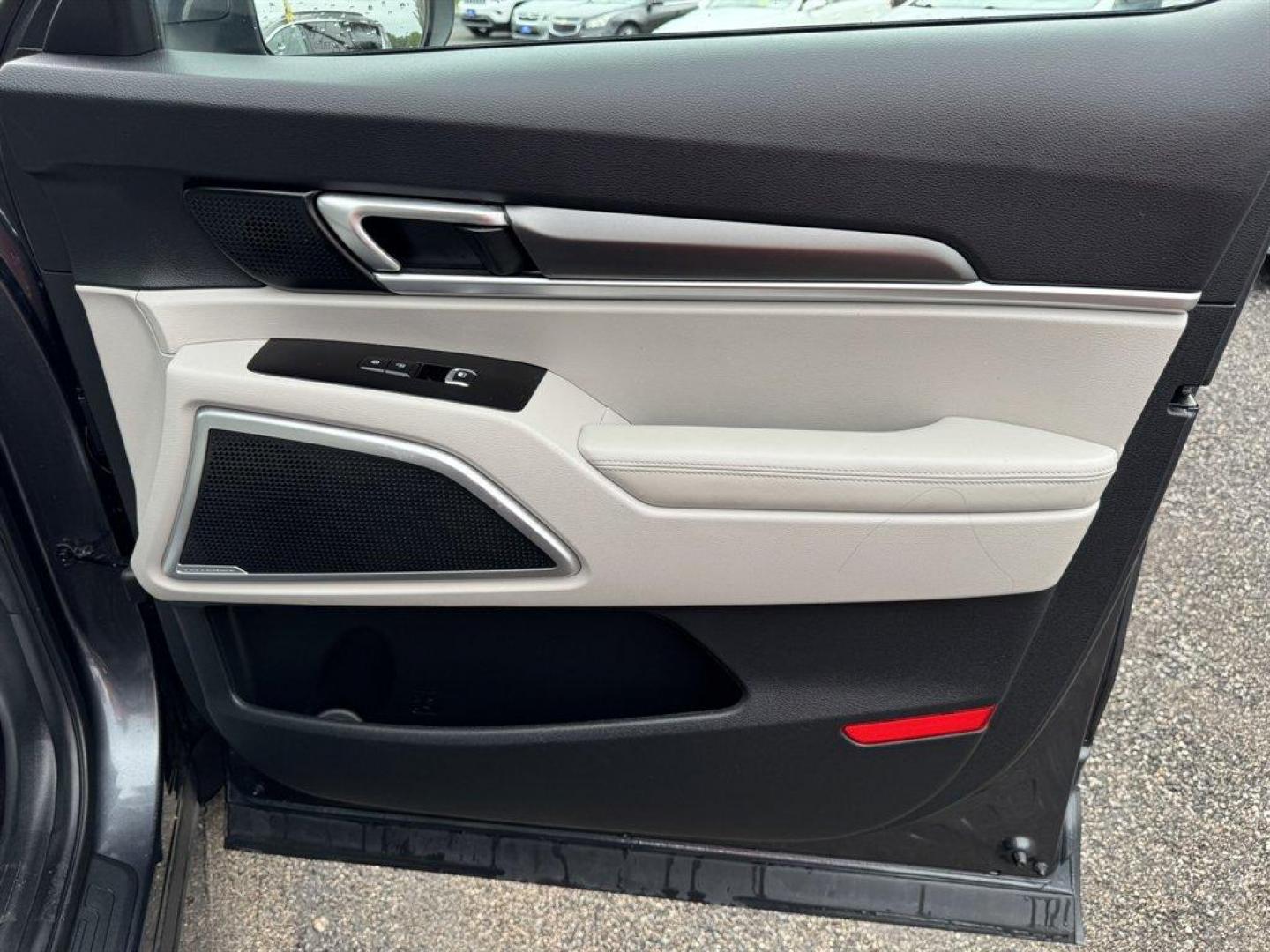 2022 Grey /Tan Kia Telluride (5XYP64HC3NG) with an 3.8l V6 DI Dohc 3.8l engine, Automatic transmission, located at 745 East Steele Rd., West Columbia, SC, 29170, (803) 755-9148, 33.927212, -81.148483 - Special Internet Price! 2022 Kia Telluride with AM/FM radio, Bluetooth, Backup camera, Navigation, Cruise control, Sunroof, Push to start, Keyless entry, Leather interior, 3rd row seating, Powered windows, Powered door locks, Plus more! - Photo#31