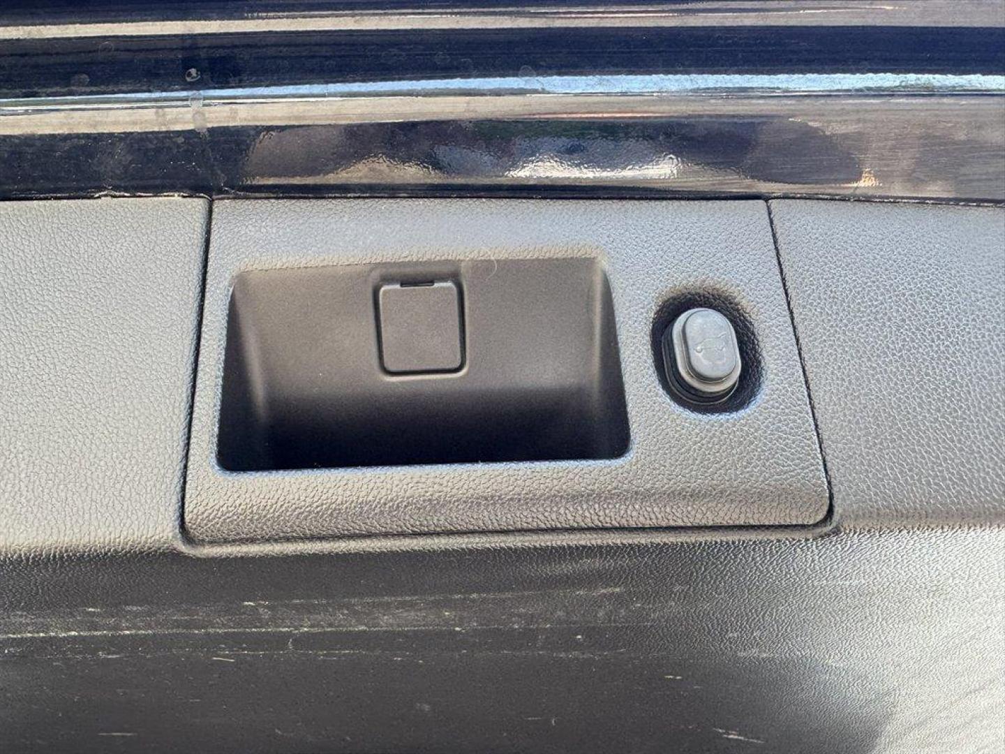 2015 Black /Black Chevrolet Suburban (1GNSCKKC0FR) with an 5.3l V8 DI VVT Flex 5.3l engine, Automatic transmission, located at 745 East Steele Rd., West Columbia, SC, 29170, (803) 755-9148, 33.927212, -81.148483 - Special Internet Price! 2015 Chevrolet Suburban - Photo#35