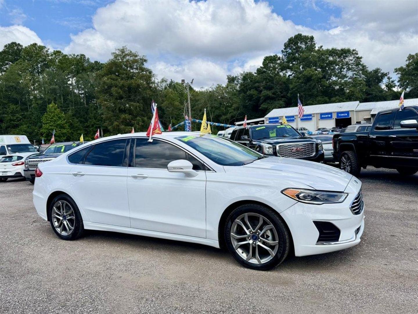 2019 White /Black Ford Fusion (3FA6P0CD8KR) with an 1.5l I-4 DI Dohc Ecoboost engine, Automatic transmission, located at 745 East Steele Rd., West Columbia, SC, 29170, (803) 755-9148, 33.927212, -81.148483 - Special Internet Price! 2019 Ford Fusion with AM/FM radio, Backup camera, Cruise control, Keyless entry, Leather interior, Powered driver seat, Powered windows, Powered door locks, Plus more! - Photo#2