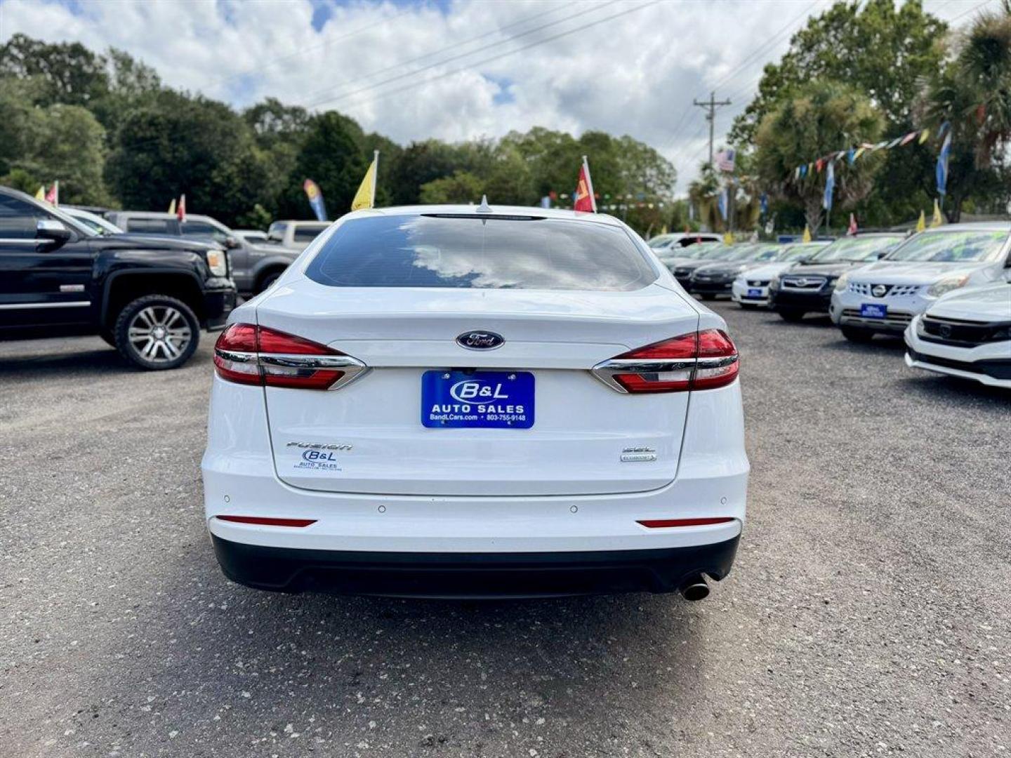 2019 White /Black Ford Fusion (3FA6P0CD8KR) with an 1.5l I-4 DI Dohc Ecoboost engine, Automatic transmission, located at 745 East Steele Rd., West Columbia, SC, 29170, (803) 755-9148, 33.927212, -81.148483 - Special Internet Price! 2019 Ford Fusion with AM/FM radio, Backup camera, Cruise control, Keyless entry, Leather interior, Powered driver seat, Powered windows, Powered door locks, Plus more! - Photo#4