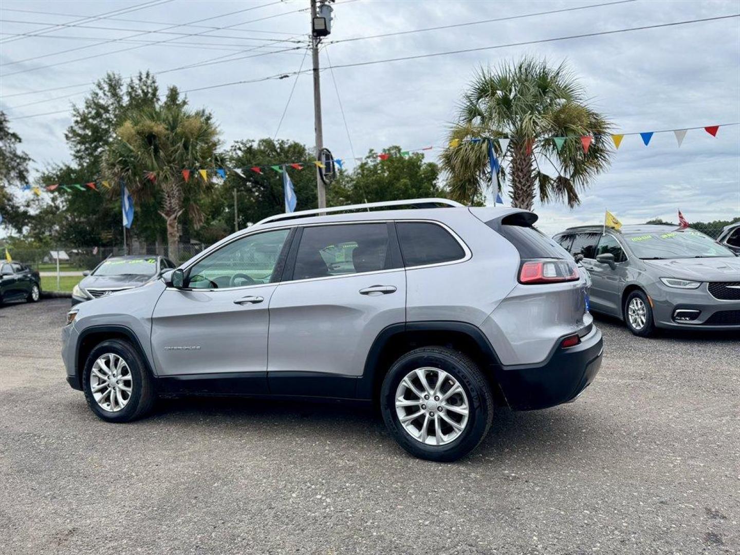 2019 Silver /Black Jeep Cherokee (1C4PJLCX1KD) with an 3.2l V6 Smpi Dohc 3.2l engine, Automatic transmission, located at 745 East Steele Rd., West Columbia, SC, 29170, (803) 755-9148, 33.927212, -81.148483 - Special Internet Price! 2019 Jeep Cherokee - Photo#5