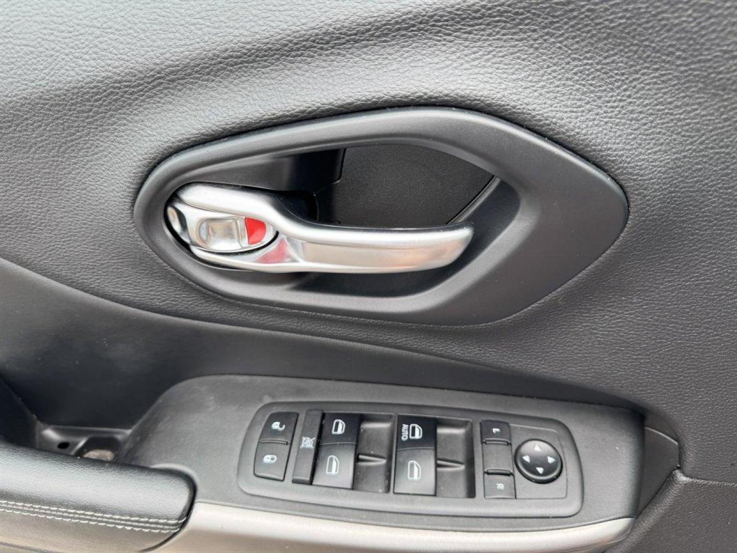 2019 Silver /Black Jeep Cherokee (1C4PJLCX1KD) with an 3.2l V6 Smpi Dohc 3.2l engine, Automatic transmission, located at 745 East Steele Rd., West Columbia, SC, 29170, (803) 755-9148, 33.927212, -81.148483 - Special Internet Price! 2019 Jeep Cherokee - Photo#17