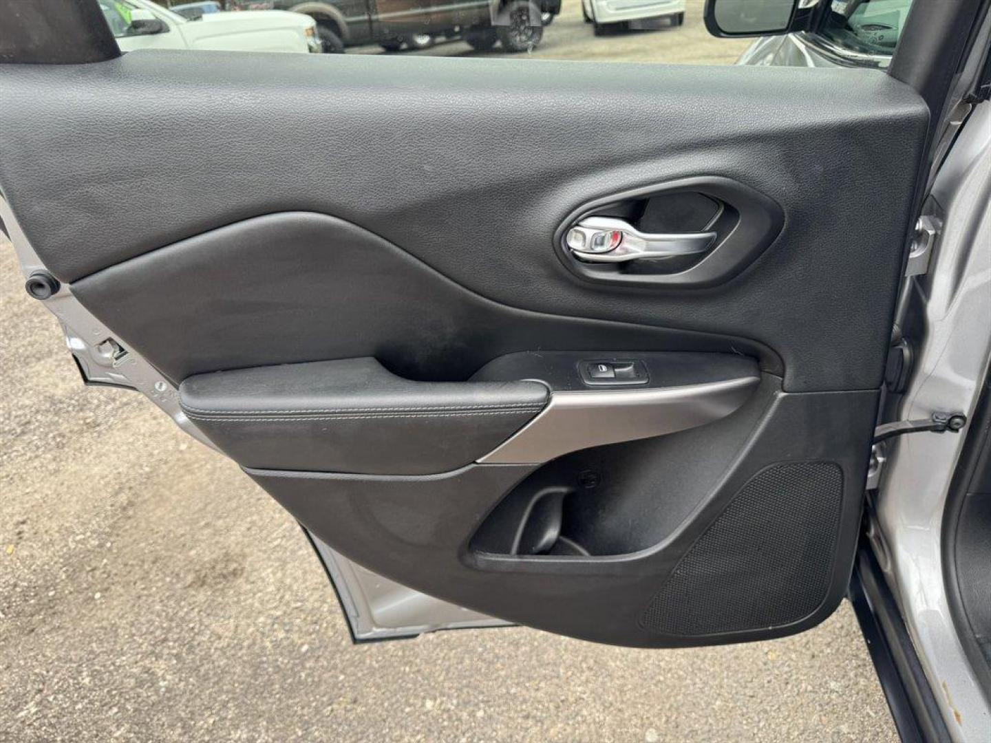 2019 Silver /Black Jeep Cherokee (1C4PJLCX1KD) with an 3.2l V6 Smpi Dohc 3.2l engine, Automatic transmission, located at 745 East Steele Rd., West Columbia, SC, 29170, (803) 755-9148, 33.927212, -81.148483 - Special Internet Price! 2019 Jeep Cherokee - Photo#19